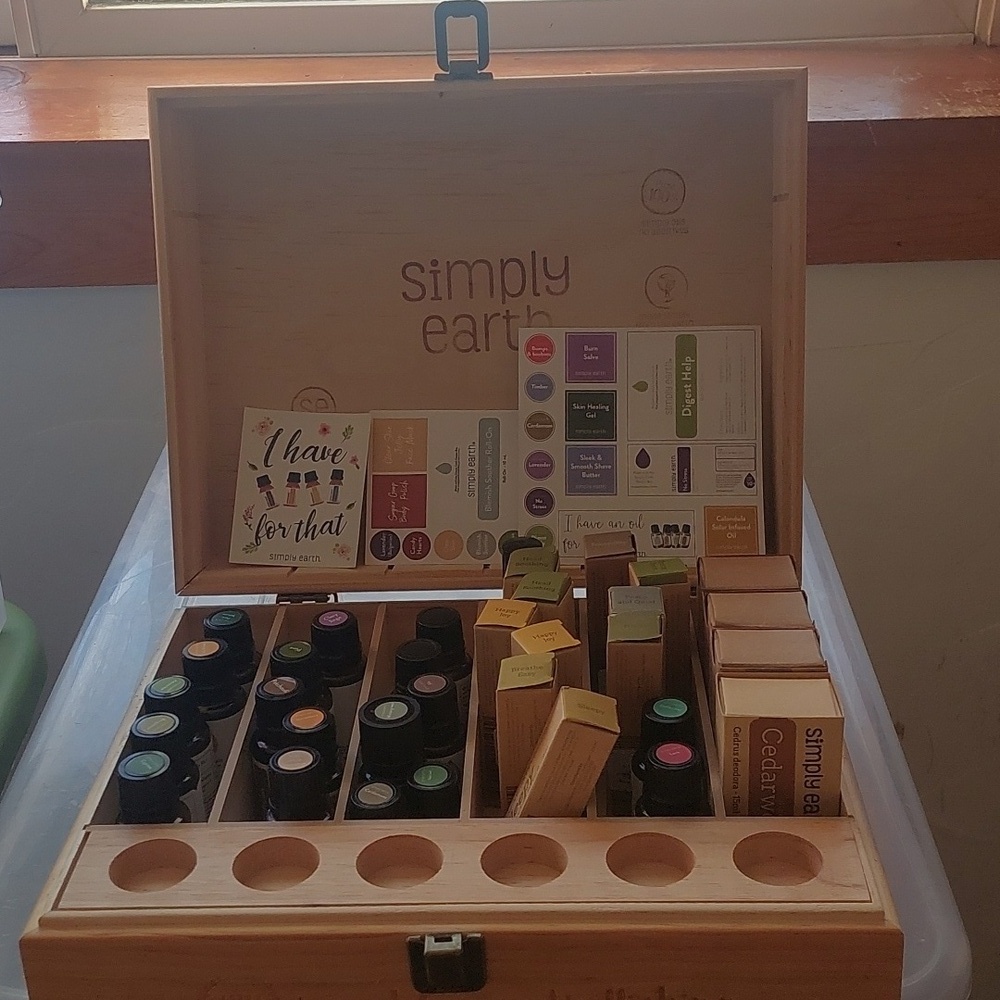 Simply Earth Essential Oils Lot With Case